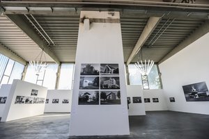 Ausstellungshalle mit schwarz-weiß-Fotos von bauhausgebäuden