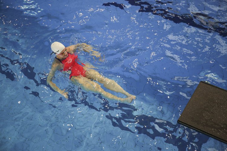 Eine Schwimmerin auf dem Rücken im Schwimmerbecken