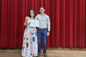 Bürgermeister aus Turrialba gratuliert der örtlichen Gewinnerin