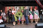 Hildegard Heindl übergibt dem zweiten Bürgermeister, Albert Gürtner, einen großen Hopfen-Siegelkranz