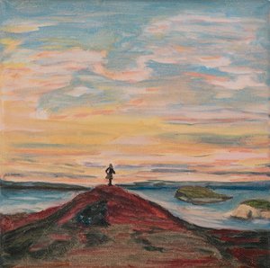Eine Figur auf einem rot-braunen Hügel, welche auf das Meer mit einzelnen Inseln blickt. Die Farben erwecken den Eindruck, dass die Sonne gerade untergeht.