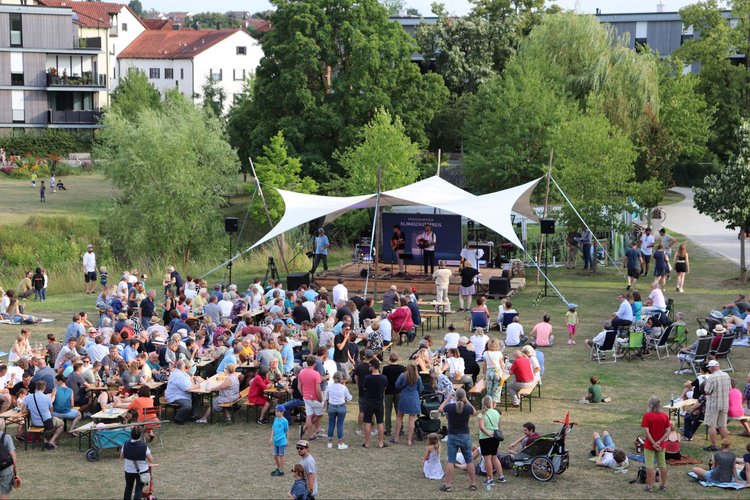 Aufnahme von oben auf den Bürgerpark mit Konzertbühne und Gästen