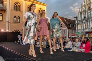 Models auf einem Laufsteg vor dem Pfaffenhofener Rathaus in Abendstimmung