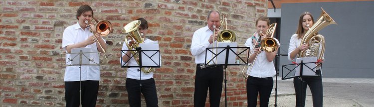 Ein Trompeten-Ensemble der Städtischen Musikschule begrüßt die Teilnehmer der musikalischen Stadtführung.
