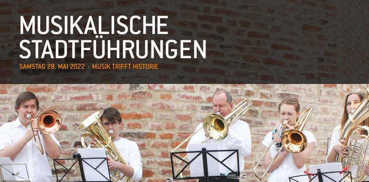 Ein Trompeten-Ensemble der Städtischen Musikschule begrüßt die Teilnehmer der musikalischen Stadtführung.