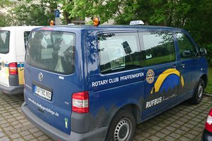 Rufbus Stadtjugendpflege auf Parkplatz