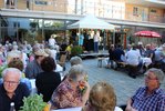 Senioren sitzen draußen an einem Sommerabend