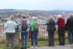 Senioren genießen Aussicht über eine Stadt