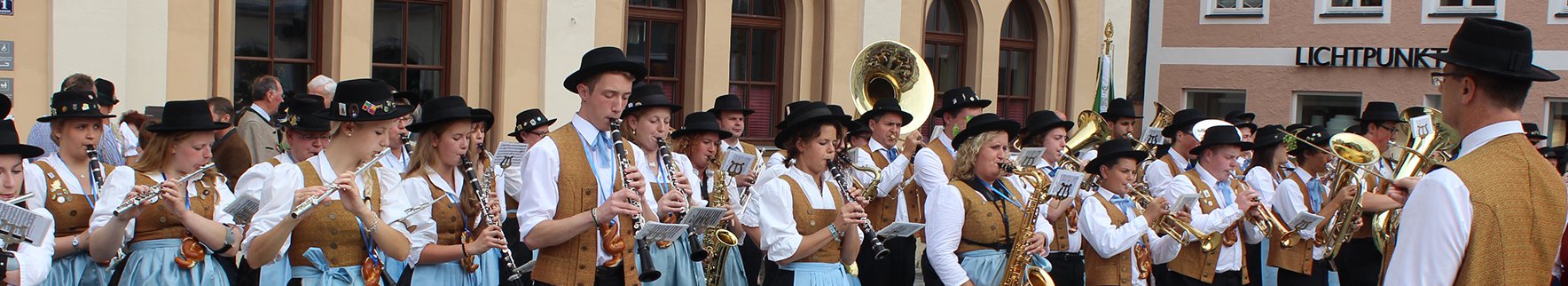 Die Stadtkapelle (Blaskaüpelle) Pfaffenhofen in bunter Tracht musiziert vor dem Rathaus