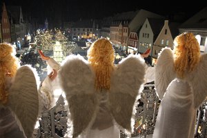 Die Engel auf dem Balkon vom Pfaffenhofener Rathaus.
