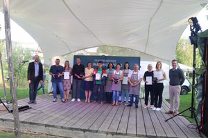 Klimaschutzpreisträger auf der Bühne im Bürgerpark 2021.