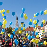 Luftballons in den Stadtfarben am Hauptplatz